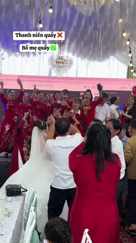 Dạt ra cho bố mẹ quẩy 😎 #trending #damcuoique #happywedding 