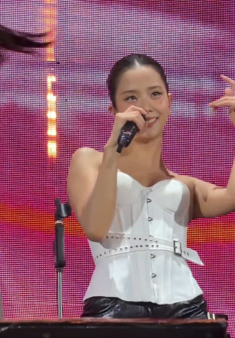 Jisoo dengan geolan tipis tipisnya di Jakarta Day 1  #JISOO #JICHU #KIMJISOO #BLACKPINK_DEADLINE #DEADLINE_IN_JAKARTA