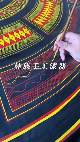 Un artesano elabora una laca de la etnia yi con mucha habilidad CR: yisancai #patrimoniocultural #inmaterial