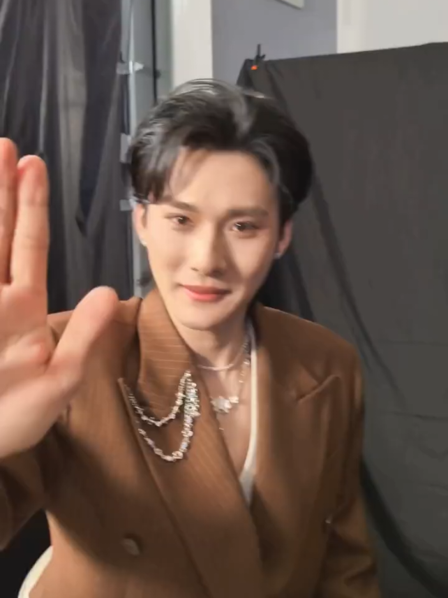 So envyyyyyy He is so handsome!! Sister you are so lucky !!!  Credit to watermark #Desire4 #OceanJiang #I4Cream #JiangLi #JiangHeng 