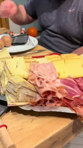 Miam miam miam!!!!! Raclette je t’aime! 🫶 😍 Bon oui Chou a vu grand mais on s’est fait plaisir pour notre écart! On est les seuls à utiliser 2 poêlons chacun? #regime #raclette  #cheatmeal #fromage #enorme 