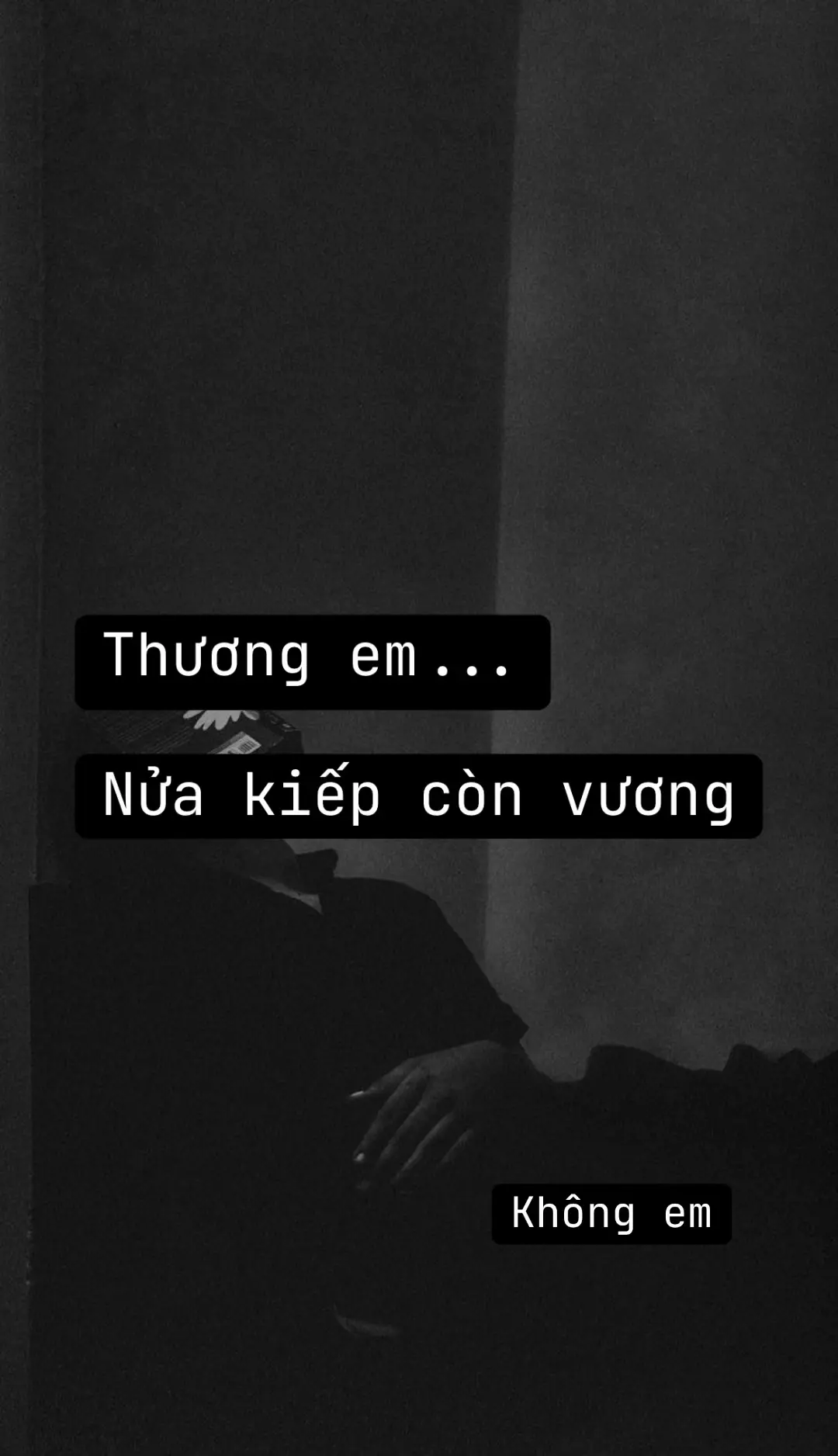 Đêm nay lại không ngủ được Chẳng biết là vì nhớ hay vì lòng chưa yên Ngoài kia mưa rơi rất khẽ Mà trong lòng anh lại dông bão Có những nỗi thương không cần được biết Chỉ cần được tồn tại Như một bí mật giữa hai người không dám nhìn thẳng vào nhau Như một ngọn lửa nhỏ, chẳng thể tắt, cũng chẳng thể bùng lên Anh từng nghĩ thời gian sẽ khiến mọi thứ nguôi ngoai Nhưng càng cố quên, trái tim lại càng nhớ Nhớ đến đau Nhớ đến mức không dám nhắc tên nữa Người ta bảo, yêu một người không thuộc về mình là dại Nhưng có lẽ anh sinh ra đã để làm kẻ dại ấy Dại mà vẫn thương Thương đến mức không còn biết thế nào là đúng sai nữa Thương em… là điều anh không chọn Nhưng cũng chẳng thể nào buông Giống như một vết thương chẳng bao giờ chịu lành Cứ tưởng chỉ đau một lần Nhưng hóa ra là suốt đời Anh biết, em đã có chồng Một người đàn ông đủ để cùng em đi qua giông gió Một mái nhà đủ ấm Một cuộc sống đủ đầy Nhưng trái tim anh… lại không biết điều đó Vẫn cứ hướng về em Như cây cỏ hướng về mặt trời, dù biết ánh sáng ấy không thuộc về mình Anh chưa từng dám chạm vào em Chưa từng nói một lời vượt giới hạn Chưa từng đòi hỏi, chưa từng mong đền đáp Anh sợ chỉ cần một cái nhìn dài hơn một chút Cũng đủ khiến em bối rối Sợ chỉ một câu nói dịu hơn một chút Cũng khiến em tổn thương Nên anh chọn im lặng Chọn đứng sau bóng lưng em Chọn giữ tình yêu này trong lồng ngực Nơi mỗi nhịp đập là một lần tự dằn vặt Có những đêm, anh nằm yên giữa khoảng tối Nghe tiếng gió ngoài hiên mà tưởng như tiếng em thở Nghe mưa rơi mà ngỡ như ai đó đang khóc thay lòng mình Anh thấy mình yếu đuối lạ thường Chỉ cần nghĩ đến em thôi, tim đã nhói lên như có ai siết chặt Anh thương em Không phải vì muốn có Mà vì chẳng thể dừng Cái thương ấy cứ lớn lên từng ngày Lớn đến mức khiến anh sợ Sợ một ngày nào đó, nếu không còn em trong tâm trí Anh cũng chẳng còn là chính mình nữa Anh không mong em biết Không dám nói ra Chỉ âm thầm dõi theo từng thay đổi nhỏ nơi em Một nụ cười Một ánh mắt Một thoáng buồn rất khẽ thôi Cũng đủ khiến anh mất ngủ cả đêm Anh chỉ cần em bình yên Chỉ cần người bên cạnh em không làm em khóc Chỉ cần em vẫn được yêu thương đủ đầy Là anh có thể yên lòng Dù trái tim này vẫn quặn thắt trong lặng lẽ Nhưng nếu một ngày nào đó Anh thấy em mệt mỏi Thấy ánh nhìn em trôi xa Thấy nụ cười em chẳng còn rực rỡ Thì tim anh sẽ không chịu nổi nữa Anh sẽ đến, dù chỉ đứng phía xa Sẽ che cho em một chút yên bình, dù chẳng có quyền làm vậy Sẽ đau thay em, dù không ai bắt anh phải chịu Bởi với anh Yêu không phải là có được Mà là chấp nhận mất đi Không phải là cùng nhau đi hết con đường Mà là dõi theo người ấy đi đến cuối đời, dù chẳng còn mình trong đó Từ ngày em bước vào cuộc sống anh Mọi thứ trở nên khác Niềm vui nào cũng mang màu nhợt nhạt Tiếng cười nào cũng có vị đắng Anh sống giữa đám đông mà lòng trống rỗng Nhiều khi anh cười, nhưng chỉ để che cho một trái tim rách nát Có những đêm anh tỉnh giấc, tay vẫn với về phía vô hình Như thể em đang ở đó Như thể chỉ cần chạm nhẹ thôi, mọi nỗi nhớ sẽ tan Nhưng rồi chỉ còn là khoảng không lạnh lẽo Và anh hiểu, em chưa từng thuộc về anh Chỉ là anh tự giữ lấy một bóng hình không thật Người ta nói, yêu sai người thì phải quên Nhưng có những nỗi nhớ Không sinh ra để được quên Có những người Đi rồi vẫn ở lại trong từng hơi thở Anh không cầu kiếp sau Không mong gặp lại Vì anh biết, nếu có gặp, anh vẫn sẽ thương em y như thế Vẫn sẽ sai y như thế Và vẫn sẽ đau y như bây giờ Nên thôi Cứ để tình này nằm yên trong tim Đừng gọi tên nữa, kẻo lòng lại rối Cứ để anh thương em, trong lặng im Như một thói quen không thể bỏ Như một vết thương biết đau nhưng vẫn giữ lại Vì đó là thứ duy nhất còn khiến anh thấy mình… đang sống