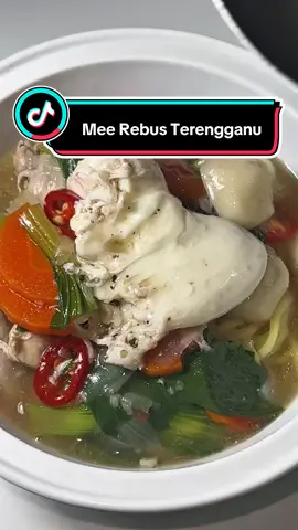 Cuaca hujan camni sedap betul makan mee rebus Terengganu ni. Setiap kali post resepi ni mesti ramai yang pertikaikan ni mee sup, mee rebus bukan camni la itu ini. Apa apa pun raikan je la perbezaan setiap negeri ya 🥰 Bahan bahan : Bawang merah, bawang putih, lada hitam, ayam, fishball (optional), air secukupnya, garam, kiub ayam, lobak merah, sawi, tomato, cili merah, telur.