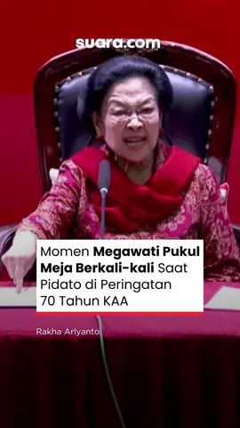 Momen ini terjadi saat Ketua Umum PDIP Megawati Soekarnoputri berpidato di acara seminar internasional Peringatan 70 Tahun Konferensi Asia-Afrika di Blitar, Jawa Timur, Sabtu (1/11). Megawati menceritakan perjuangannya mencabut TAP MPRS Nomor XXXIII/MPRS/1967 yang berisi tuduhan Soekarno adalah pengkhianat negara dan mendukung Gerakan PKI. Megawati juga menyinggung soal pemberian gelar pahlawan. Menurutnya gelar pahwalan tidak bisa diberi secara cuma-cuma. 