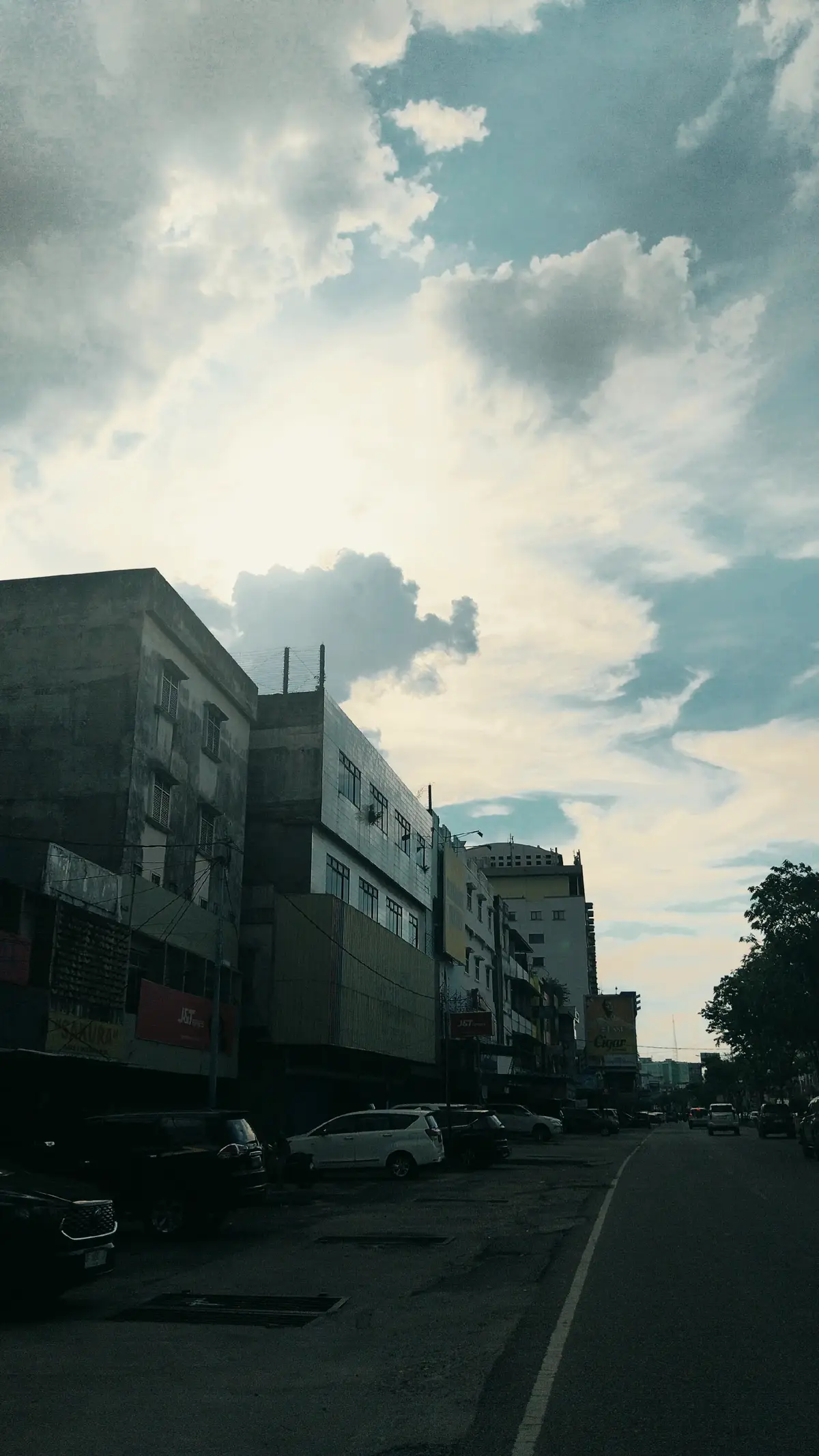 Tidak mudah sulit sekali , tp hidup harus terus berjalan meski tanpa kamu bersamaku . Dalam satu kedipan mata banyak yg berubah .  Kecuali hatiku yang terus mencintaimu , mencarimu , Berharap bertemu denganmu Tapi bumi yang pernah hanya jadi milik aku dan kamu  Ternyata begitu luas ,  Aku bertemu manusia manusia baru , aku rasa kamu juga  Meskipun tak akan pernah menjadi seistimewa kami berdua 🤍 #19