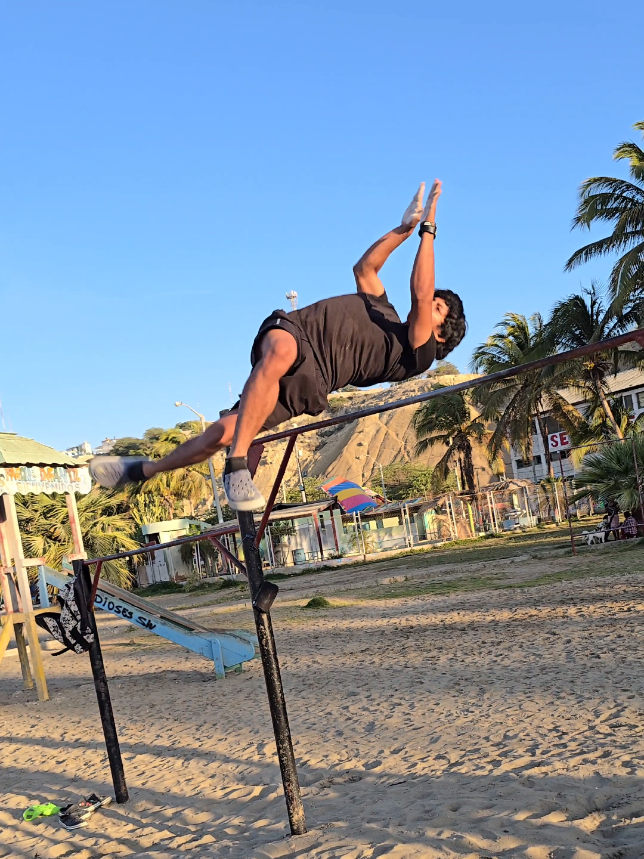 caidas XD . . . #calistenia #caida #navidad #chavodel8 #risa 