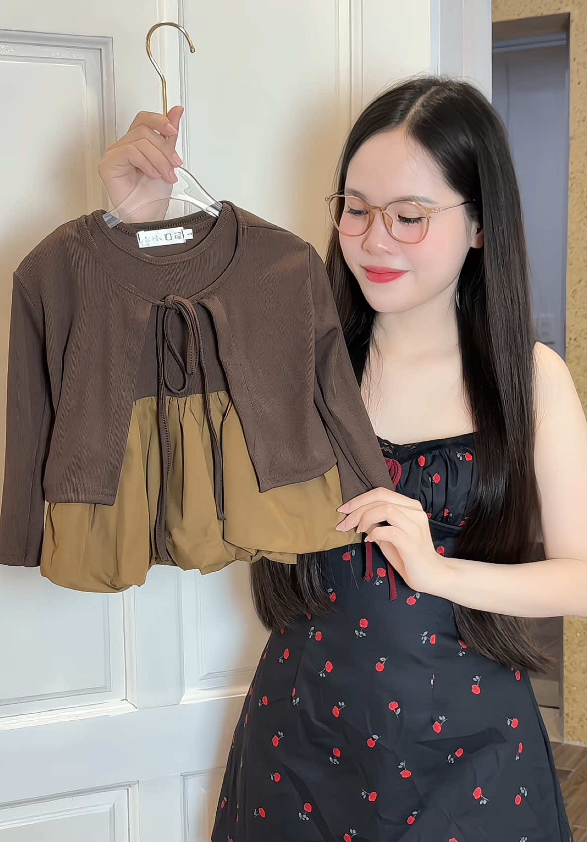 Set váy babydoll kèm áo cadigan màu nâu tây xinh lắm 😍 #thoitrangtreem #setvaybegai #thoitrangthudongchobe #phamdiutb 