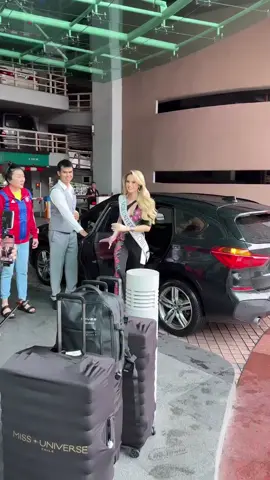 Miss Universo Chile Inna Moll llega a la concentración de Miss Universo. #MissUniverse2025 #MissUniverso #MissUniverse #InnaMoll #MissChile 