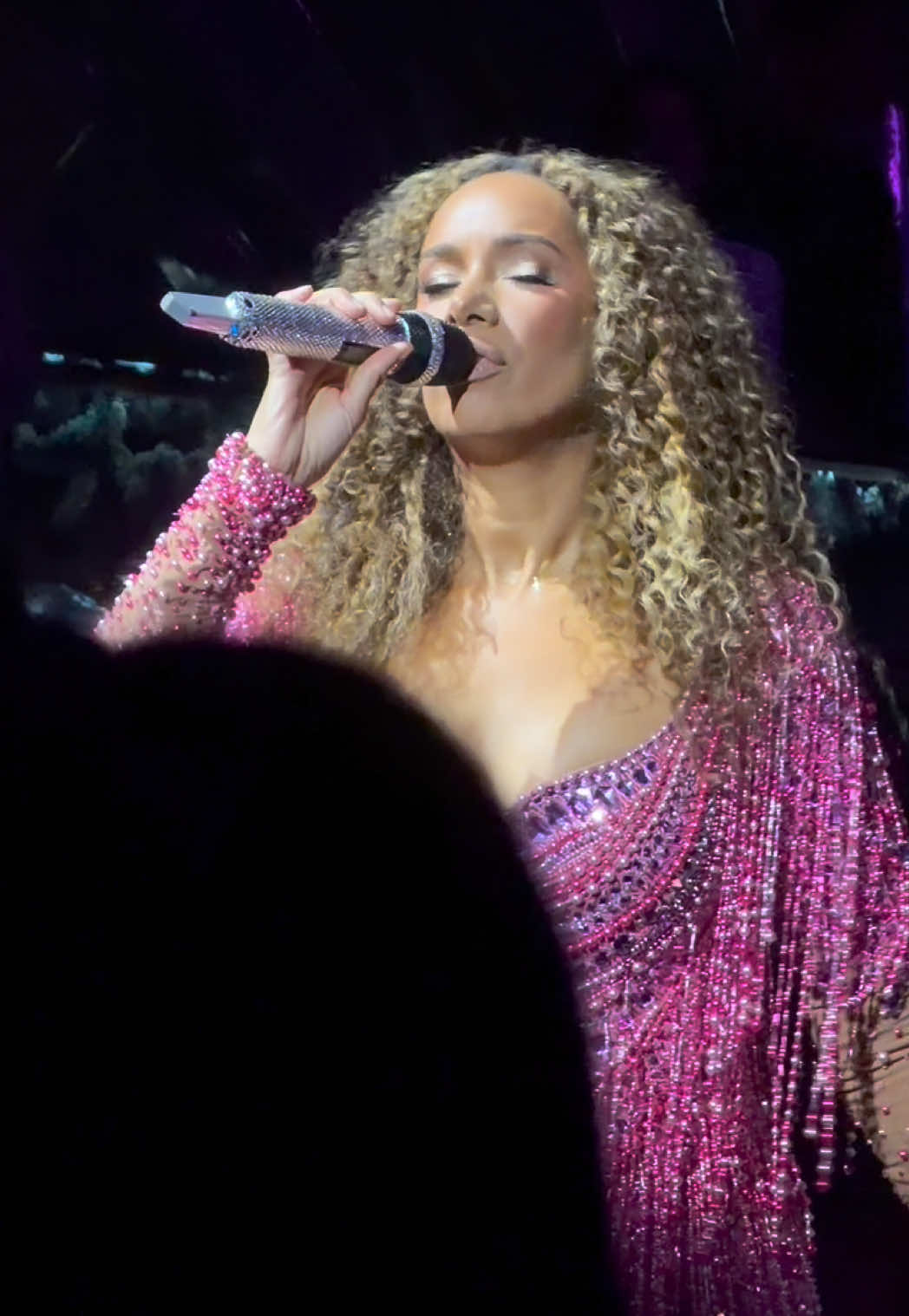 “one more sleep” @Leona Lewis, a starry night | las vegas, nv | nov 1, 2025 #leonalewis #lasvegas #concert #christmasmusic #onemoresleep 