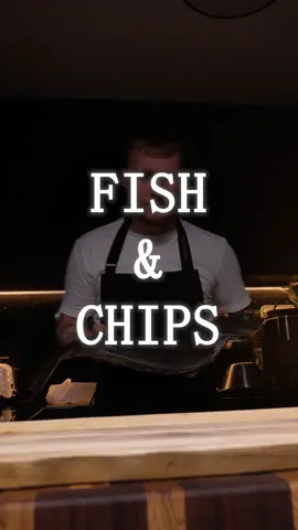 Fish & Chips 🐟🍟 Perfectly crispy, golden fish with a cloud-light batter and fries that crunch so loud you can almost hear the “crack” in your head 🤤🍺 This isn’t just fish & chips — it’s a British classic with a Baltic twist, where every bite is a balance of precision, technique, and flavor. Recipe in comments 💬 Žuvis & Bulvytės🐟🍟 Tobulai traški, auksinė žuvis, puri kaip debesėlis, ir bulvytės, kurios traška taip garsiai, kad net mintyse išgirsti „crunch“ 🤤🍺 Tai ne šiaip fish & chips – tai britiška klasika su baltietišku charakteriu, kur kiekvienas kąsnis – kruopštumo, technikos ir skonio sprogimas. Receptas komentaruose💬 #FishAndChips #BritishClassic #CrispyFish #StreetFoodVibes #BalticFoodie