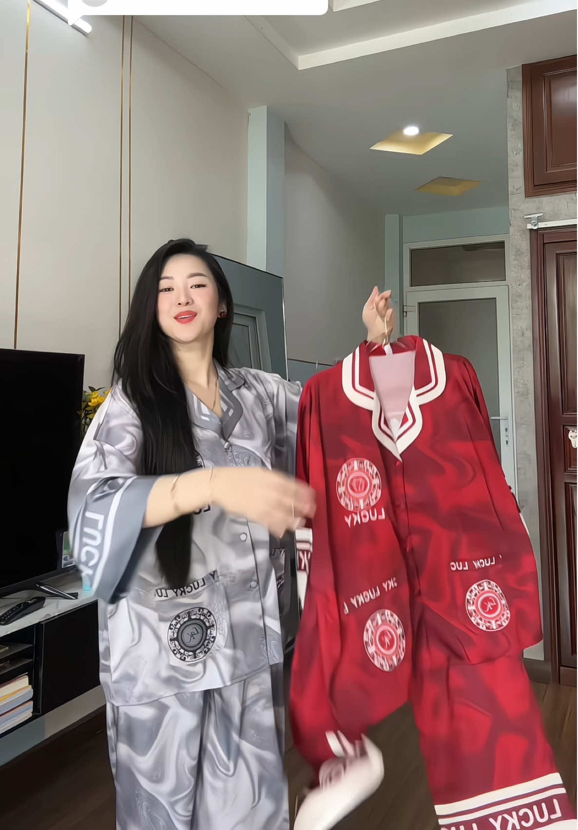 Trả lời @SAM đồ bộ màu đỏ chứng tỏ LUCKY 😍😜