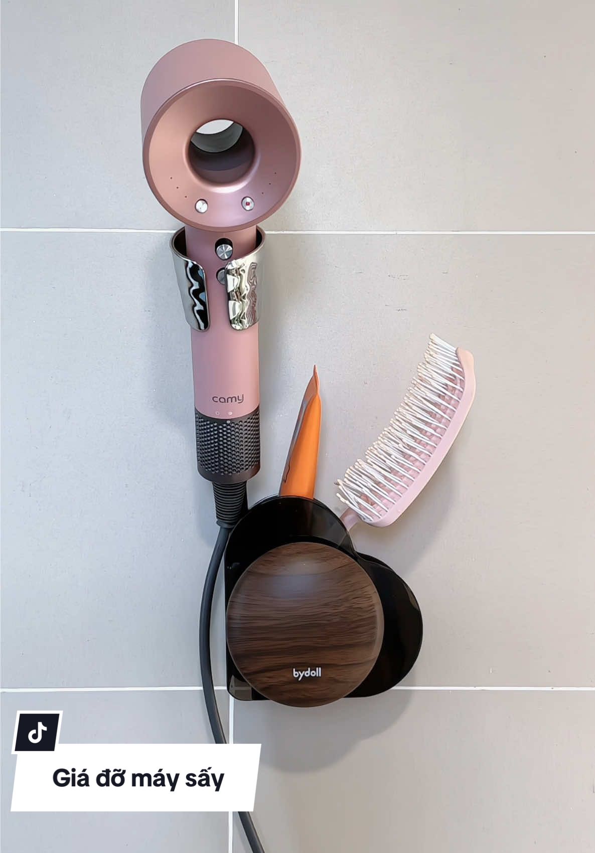 Mỗi lần sấy tóc là tay mỏi muốn xỉu luôn. Giờ có giá đỡ máy sấy rảnh tay xoay 360°, vừa sấy vừa coi điện thoại vẫn chill. Nhỏ mà tiện, góc làm đẹp nhìn sang hẳn luôn 💖✨ #giadomaysaytoc #giadomaysaytocranhtay #hiendai #tienloichoctre #phukienlamdep       
