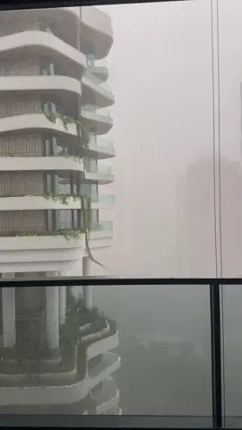 新加坡的天气就是这样说变就变，就好比女生的心情一样，永远琢磨不透😃 #新加坡 