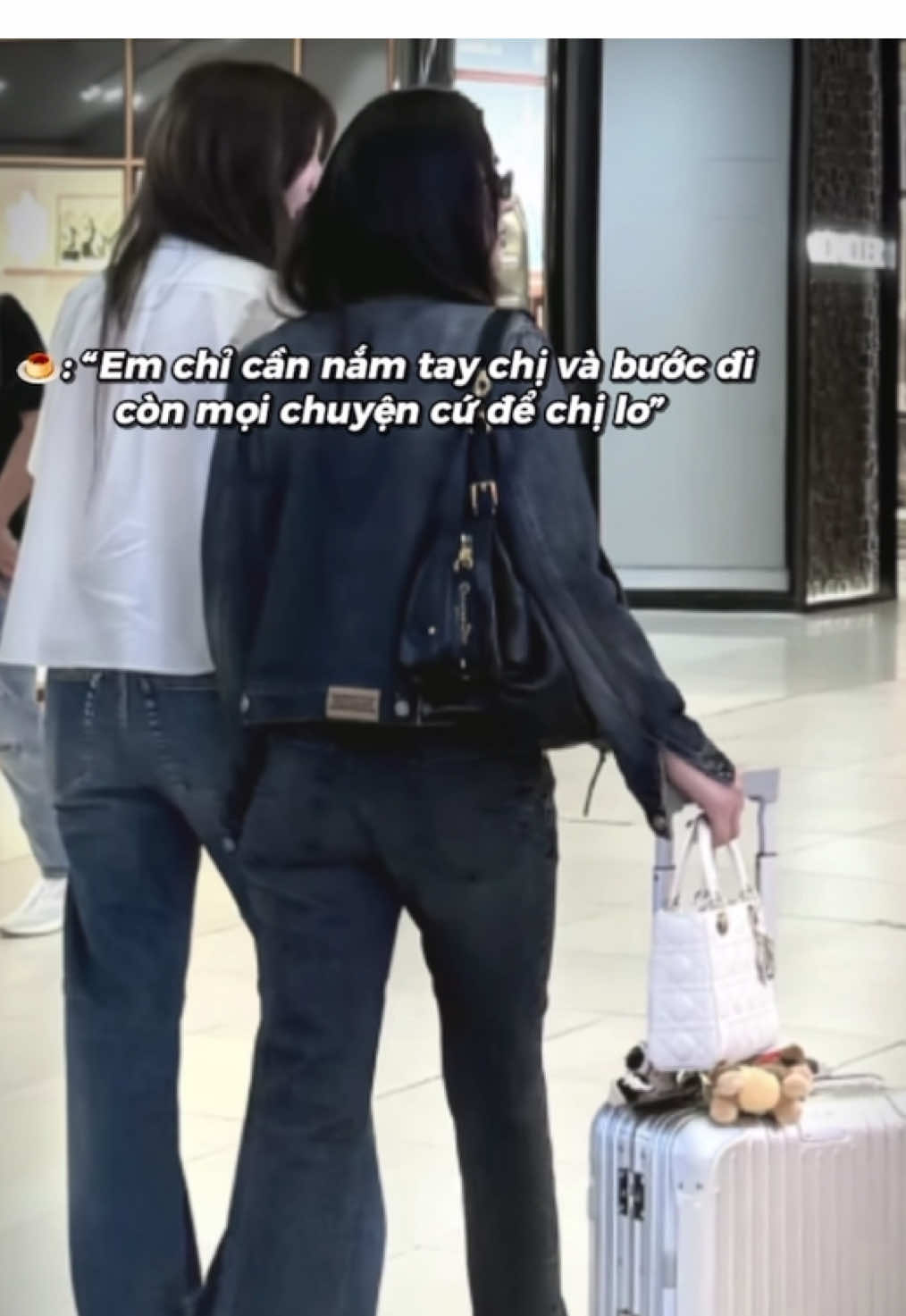 🍮: Bàn tay của N'Orm không thích hợp để làm bất cứ việc gì cả, em ấy chỉ cần chỉ tay thôi😚 Ý chị là bồ mình thì mình cưng chiều, không cần phải làm gì hết đúng hơm 00K🤭🤭#lingorm #linglingkwong #ormkornnaphat #fyp #xh 