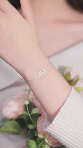 Lắc tay LT0333 với hạt đá tròn kết hợp lông vũ mang đến phong cách nhẹ nhàng, dễ mix đồ. Món quà xinh xắn cho cô gái dịu dàng 💎 #daychuyenbactlee #lactaybactlee #khuyentaibactlee #trangsuc #tleejewelry 