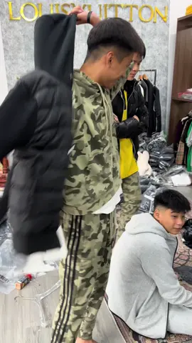 chứ sao nữa 😂😂😂 #anhtrocluxury #dolcegabbana #burberry #moncler #celvanoClever 