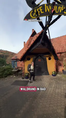 Mehr Infos ⬇️ Kennt ihr schon dieses süße Café im Harz ? 🥹 Ich hab mich irgendwie richtig wie im Märchen gefühlt, halloooo wie schööööön!  Wir werden definitiv wieder kommen und mal den Kuchen probieren 😋🍰 Wart ihr schon einmal hier? ⏰ Öffnungszeiten Café: Mi-So 11:30 Uhr - 18:00 Uhr  #harz #harzmountains 