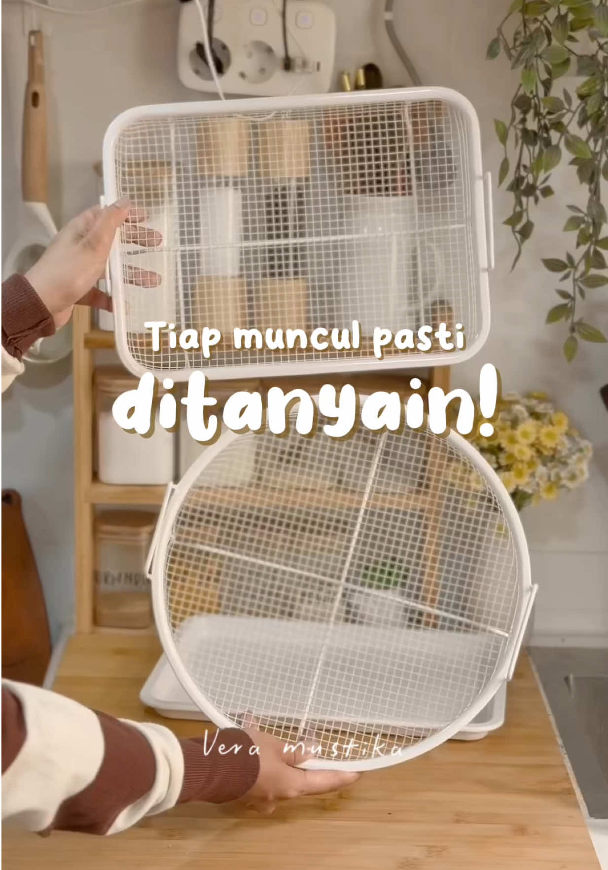 tiap muncul pasti menatik perhatian karena emang estetik banget yaaa #penirisgorengan #penirisminyak #alatdapuraestetic #penirismakanan #creatorsearchinsights 