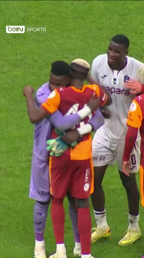 🫂 Dev karşılaşmanın sonunda Andre Onana, Paul Onuachu ve Victor Osimhen! 🇳🇬 İki Nijeryalı santrfor, Osimhen’in kızı Hailey eşliğinde sohbete devam etti. #GSvTS #beINSPORTS #SadeceSpor