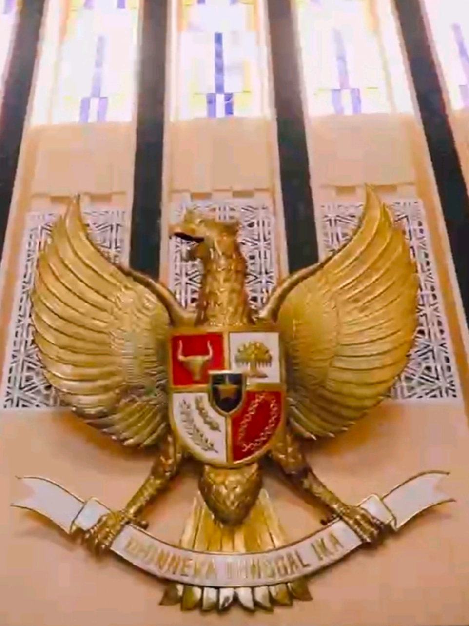 Kinerja satu tahun kepemimpinan Menhan Sjafrie Sjamsoeddin @sjafrie.sjamsoeddin mencerminkan kemajuan nyata dalam pembangunan dan penguatan pertahanan nasional.  Dari kebijakan dan reformasi pertahanan, modernisasi serta pembangunan kekuatan melalui strategi Perisai Trisula Nusantara, peningkatan kesejahteraan prajurit, hingga diplomasi dan peran global Indonesia, seluruh langkah strategis dijalankan secara konsisten dan terukur.  Hal ini menegaskan komitmen untuk membangun pertahanan yang tangguh, adaptif, kolaboratif, dan berorientasi pada kesejahteraan rakyat. 🇮🇩 _______ The one-year performance of Minister of Defence Sjafrie Sjamsoeddin reflects tangible progress in the development and strengthening of Indonesia’s national defence.  From policy and defence reform, modernisation and capability building through the Perisai Trisula Nusantara strategy, to improving soldiers’ welfare and advancing Indonesia’s global defence diplomacy, every strategic step has been carried out consistently and with precision.  This reaffirms the commitment to building a defence posture that is resilient, adaptive, collaborative, and focused on the people’s welfare. 🇮🇩 #SjafrieSjamsoeddin #MenhanRI #MenhanSjafrie #Kemhan #kemhanri 