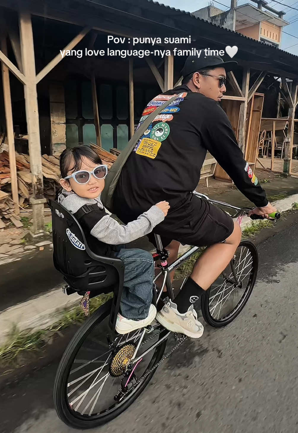 Tiap minggu sempetin gowes sama anak istri ya🥹🤍 #gowes #commuterbike #boncengansepeda #boncengananak #boncenganbelakanganak 