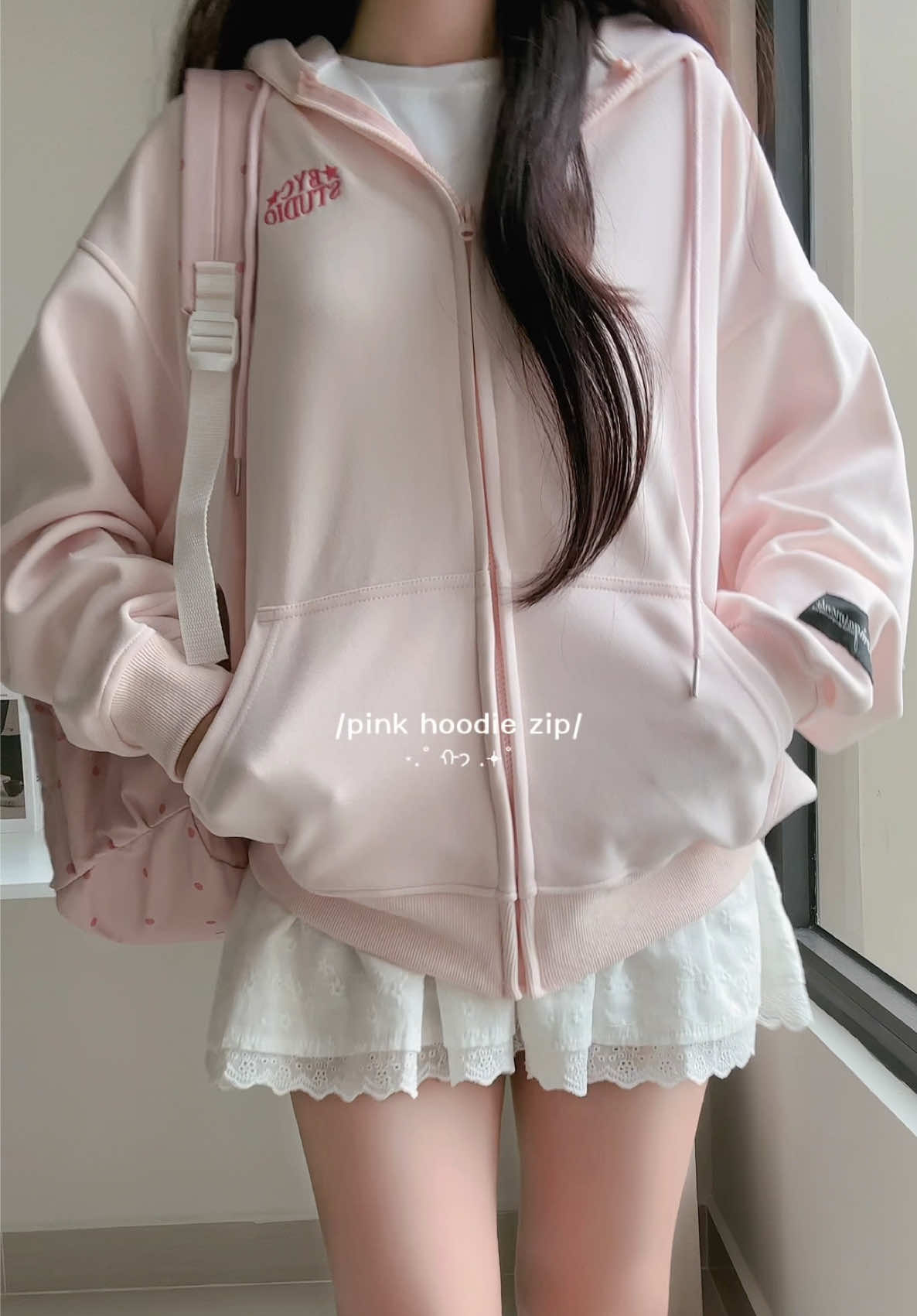 @bycamcam mới ra hoodie zip nỉ 2 da màu hồng mấy bà ơi, hồng nhạt thấy cưng lắm lun 😚 #hoodiezip #bycamcam #OOTD #outfitideas #aokhoac 