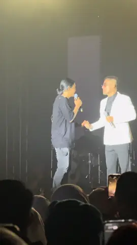 @charly_setiaku x @Firman Siagian biarkan aku jatuh cinta…. Cant move on… emang performer top notch.. #charlyvanhoutten #firmansiagian #st12