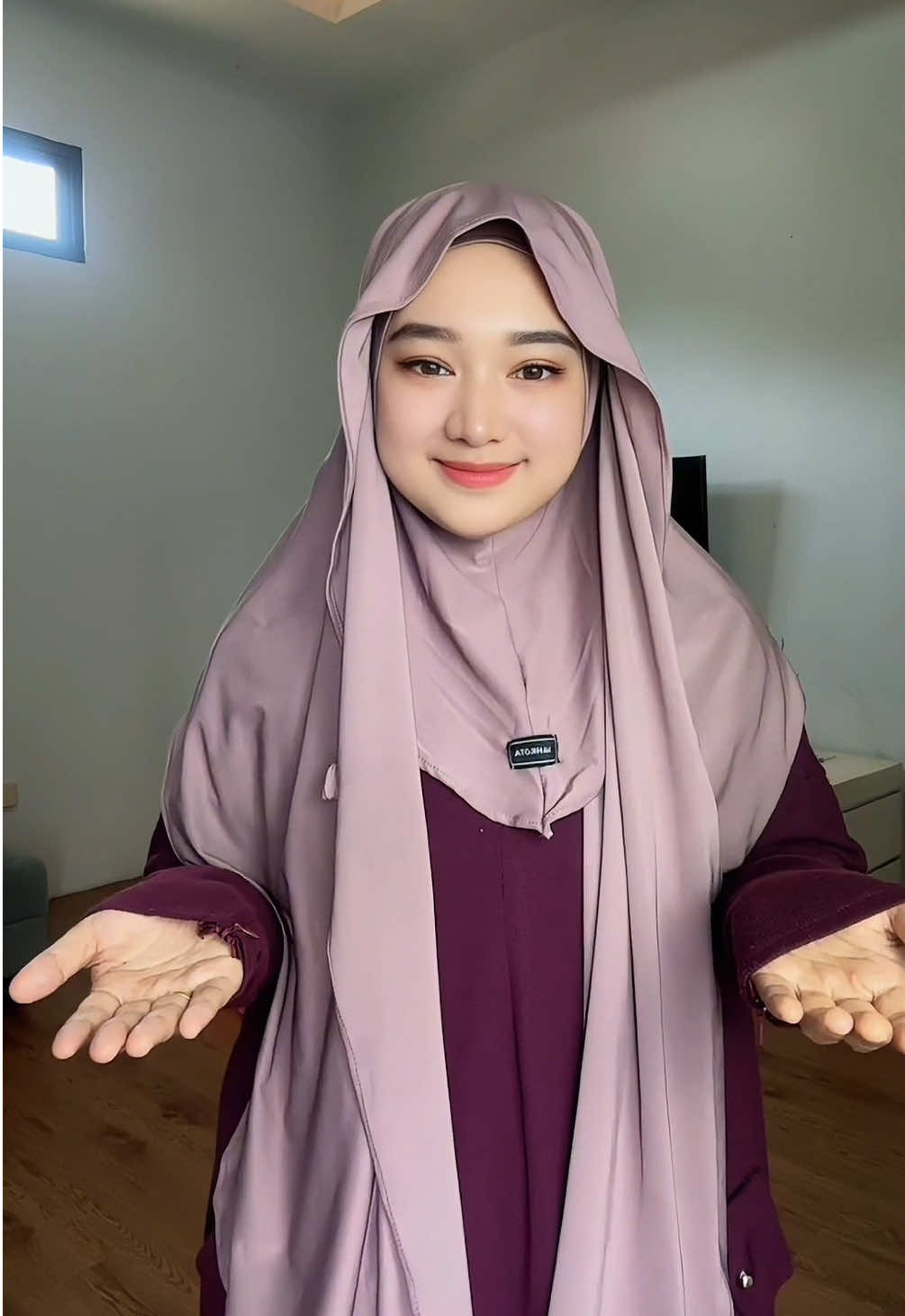 1 pashmina ini bisa di bikin jadi beberapa style tanpa pentul ya, karena sudah ada cetekannya #pashminainstan #pashminasyari #pashminarapunzel #mahkotahijab #pashminajersey 