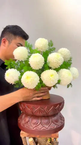 Chuỗi chia sẻ cắm hoa cơ bản. Mẫu 42: Bình hoa cúc mẫu đơn. Mẫu hoa này có thể trang trí trong nhà, không gian thờ, … #DanghoacungPhat  #chiasecamhoa #camhoatuoi #hoccamhoa 