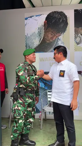 Beberapa waktu lalu di Kudus, saya bertemu dengan Babinsa Sertu Giar yang nama aslinya Sugiarto. Obrolan kami sederhana, tapi ada sesuatu yang dalam dari caranya bercerita. Tentang tugas, tentang masyarakat, tentang arti pengabdian tanpa pamrih. Dari Mas Giar kita bisa belajar, bahwa kekuatan sejati tidak selalu datang dari sesuatu yang besar, tapi dari hati yang tulus menjaga negerinya 🇮🇩 Salam hormat untuk setiap prajurit yang bekerja dalam diam, namun berarti besar 🇮🇩😇🙏🏻 #HadiTjahjanto #TNI #Babinsa #Indonesia 🇮🇩