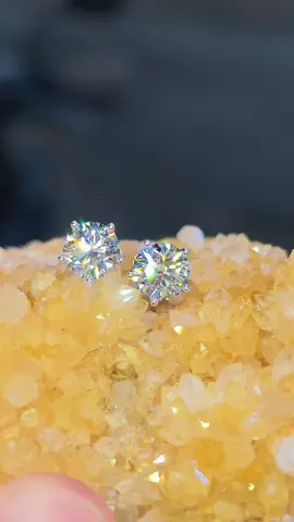 ✨ Cặp nụ “đỉnh chóp” cho nàng thanh lịch ✨ Viên chủ 6ly3 nước D VVS – kiểm định quốc tế IGI, mã số cạnh sắc nét, sáng lấp lánh từng góc độ 💎 Chất liệu vàng 14K – full kim cương lab cao cấp. 💫 Deal cuối tuần chỉ 13tr9 – chớp ngay cơ hội sở hữu! ✨ KIM NGÂN VŨ ✨ 💎 Chuyên Chế Tác Trang Sức Kim Cương Lab Grown Diamond 💍 Nhận chế tác trang sức theo yêu cầu – độc quyền, tinh xảo từng chi tiết 🔄 Thu – đổi dễ dàng theo % niêm yết của Kim Ngân Vũ 💎 Giá siêu tốt – Có giấy kiểm định quốc tế IGI, GIA  📲 Zalo/CSKH: 0763 240 153 🏡 Địa chỉ: 72A Nguyễn Duy Dương, P.9, Q.5 (Kios 4 Duy Phước) 🕐 Giờ mở cửa: 11h–18h (T2–T7, CN nghỉ) #kimnganvu #kimcuongnuoicay #labdiamond #cvd #hpht