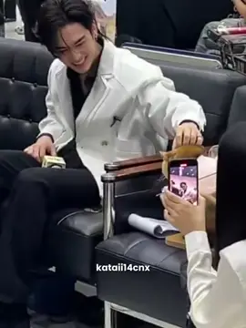 🤏🏻 — credit clip kataii14cnx on X — #PerthSanta #เพิร์ธแซนต้า #PerthTanapon #Santapp 