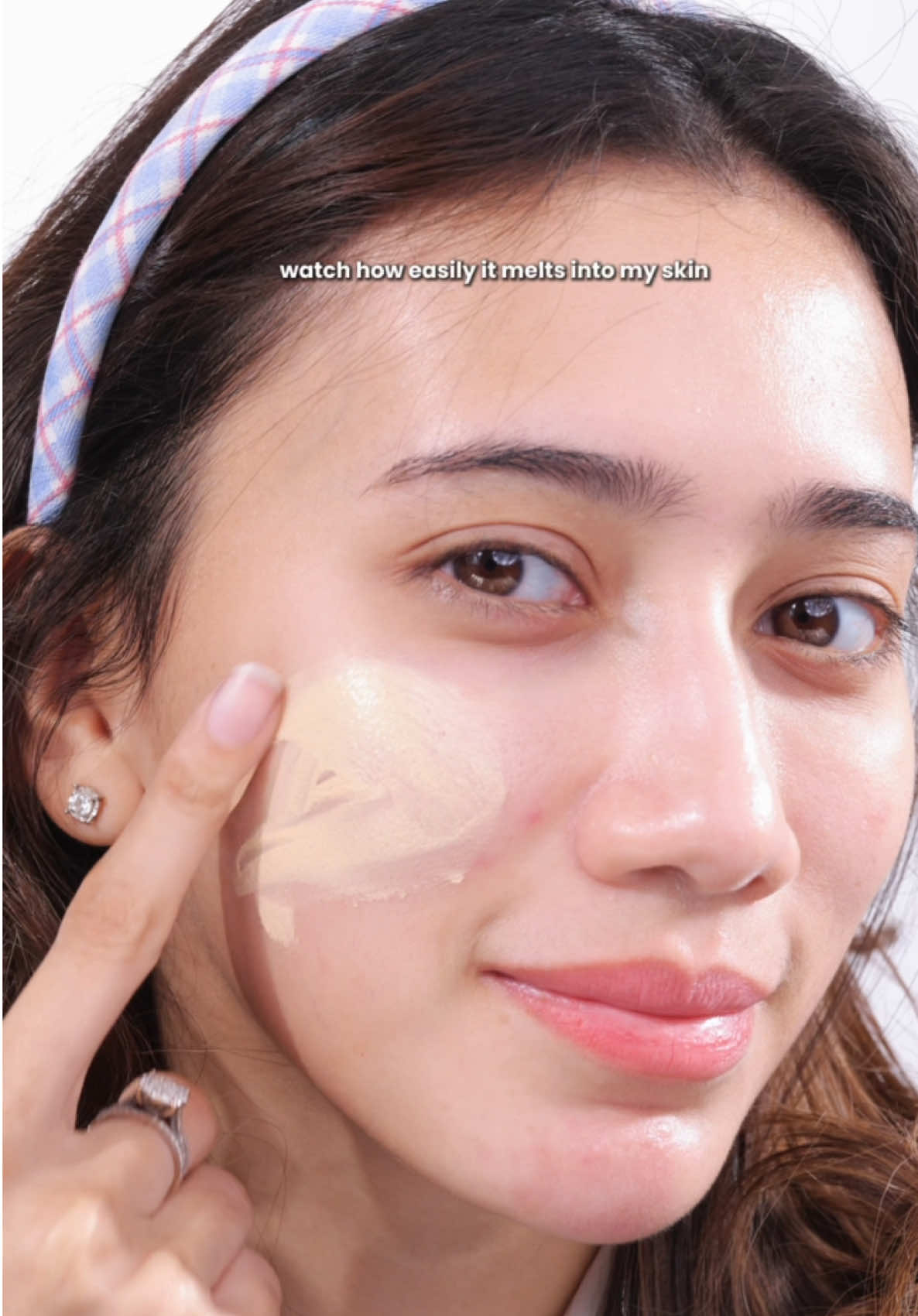 when your base does all the work 😚🫰🏻  #DazzleMeMakeup #DazzleMeBeauty #DazzleMeIndonesia #serumfoundation 