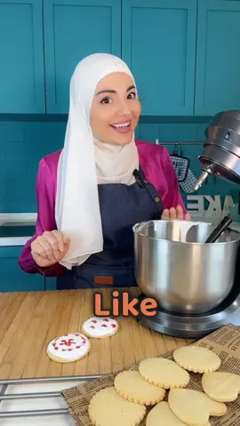 الرويال ايسينغ مع بياض البيض ( اللي مش متوفر عنده بودرة المارينغ ) بس تاكدوا انه يكون مبستر :  ٢بياض بيض  ٥٠٠غرام سكر بودرة  ١ملعقة صغيرة عصير ليمون  ربع كوب ماء او اقل حسب القوام 👍🏻 الرويال ايسينغ مع بودرة المارينغ : ٥٠٠ غرام سكر بودرة  ٢٥ غرام بودرةالمارينغ  ربع كوب ماء دافي  نصف ملعقة كبيرة جلوكوز ( اختياري) ملعقة صغيرة فانيلا  #tiktok #cake_decoration #ArabTikTok #meringue #explore 