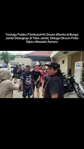 Polisi berhasil menangkap terduga pelaku pembunuhan Erni Yuniati alas EY (37), seorang dosen yang ditemukan tewas di rumahnya di Perumahan Al-Kausar, Dusun Sungai Mengkuang, Kecamatan Rimbo Tengah, Kabupaten Bungo, Provinsi Jambi, Sabtu (1/11/2025) pukul 13.00 WIB. Pelaku berinisial W (22), warga Kuamang Kuning, Kecamatan Pelepat, Kabupaten Bungo. Dari hasil penyelidikan, hubungan keduanya ternyata cukup dekat dan diduga terjalin asmara. Kapolres Bungo AKBP Natalena Eko Cahyono menyampaikan meskipun pelaku adalah Oknum anggota Polri yang dinas di Polres Tebo , proses hukum akan dilakukan secara profesional,transparan dan tanpa ada perlakuan khusus dan hal ini sudah dikoordinasikan dengan Polda Jambi ” Ungkap Kapolres Bungo saat konferensi Pers hari ini, Minggu (2/11/2025 ) #jambi #oknum #polisi #penangkapan #viral 