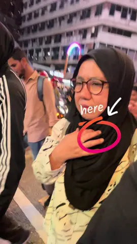 Tolong Share Ramai2 org ni ,area Bukit Bintang berhadapan dgn trafik light Lot 10,Jumlah Kerugiann RM8200 ,dalam Wallet ada 3200 cash dan 2 Dinar shiling.,Semoga Org ni kena tgkap Secepat Mgkin.Sebarang info sila hubung Balai Police Dang Wangi.TQ