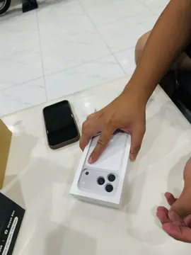 Vừa Hot Mà Còn Vừa Hiếm 17ProMax Bạc Khách Chỉ Cần Ib Em Ship Tận Nhà Nha 😝😍#xuhuongtiktok #KHUISEAL #iphonetayninh #17promax #foryou 