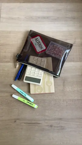 a clear pouch that makes finding things too easy 👀 #mumibagshop #pvcpouch #pvcorganizer #organizer 