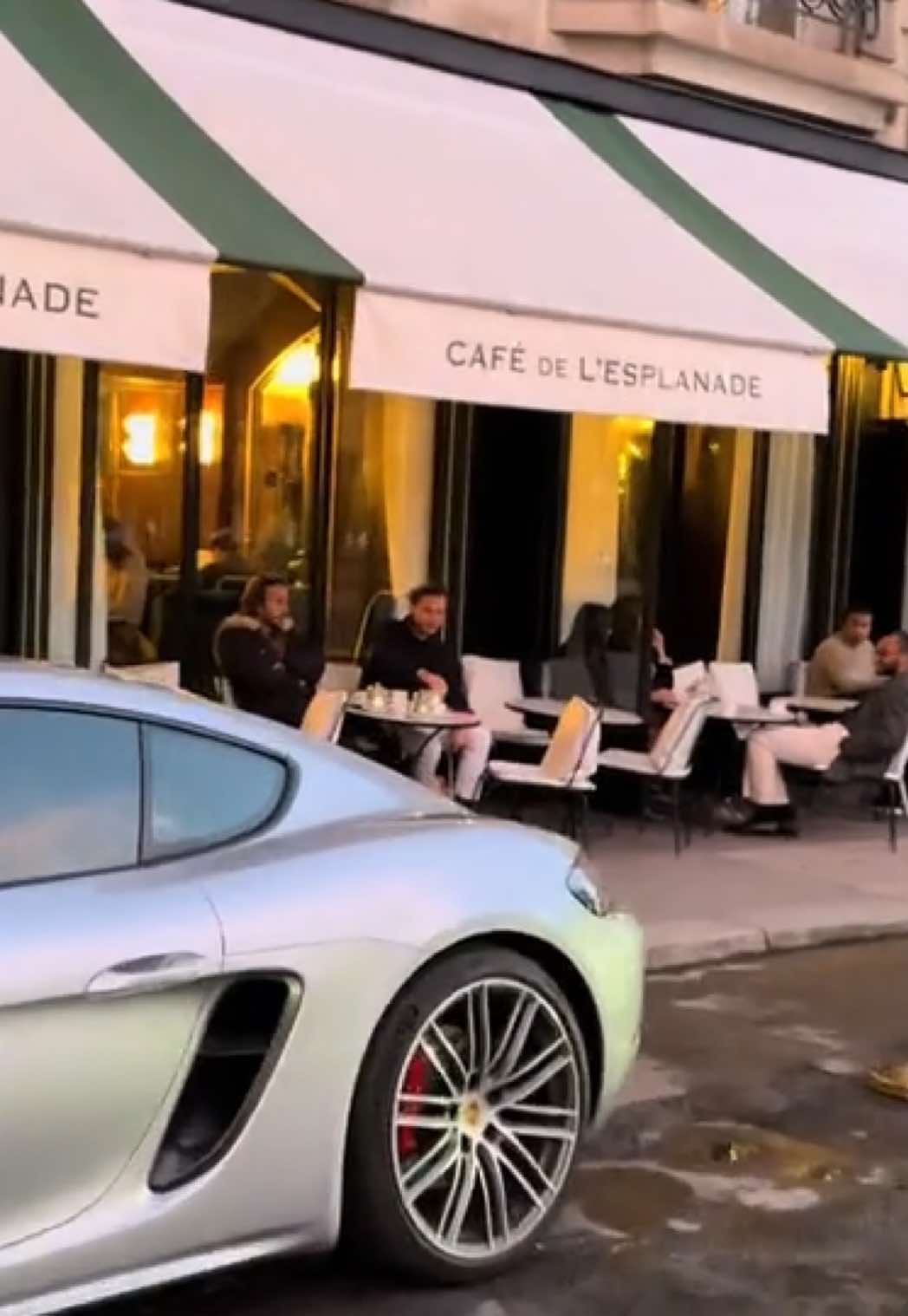 Café de l’Esplanade. Cars outside. Balance restored. #Paris