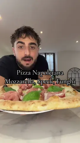 Fratello, en Italie y a pas de crème fraîche sur les pizza base blanche, c’est Mozarrella e basta !! Mamma mia, viens avec moi je te montre ça de suite avec une pizza Mozzarella, Champignons et Speck !! 🤌🏽🍕🇮🇹 #pizza #pourtoi #fyp #italianfood #mammamia 