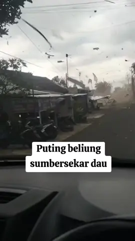 Puting beliung sumbersekar dau, 2 November 2025 #putingbeliung #sumbersekar #dau 