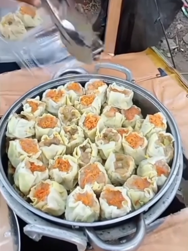 Dimsum pinggir jalan, jualan pakai sepeda,  #jajananviral #streetfood #tiktokviral #trendingvideo #viraltiktok 