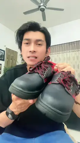 Kasut keselamatan safety shoes yang kome kena pakai masa berkerja supaya kaki kome tak cedara dan luka. Grab cepat sebelum habis 🔥🔥 #kasut #kasutkeselamatan #safetyshoes #safetyboots #safety