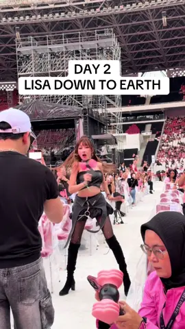 Bisa sedeket ini sama lisa 🥹🥹 @LUCINTALUNA #deadline #blackpink #deadlineworldtour 