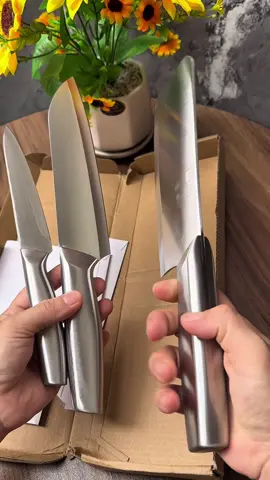 Bộ 3 dao thép không gỉ nay đang có sa..le kèm miễn ship anh chị tham khảo ở chỗ hàng màu vàng góc trái video này của em nha 