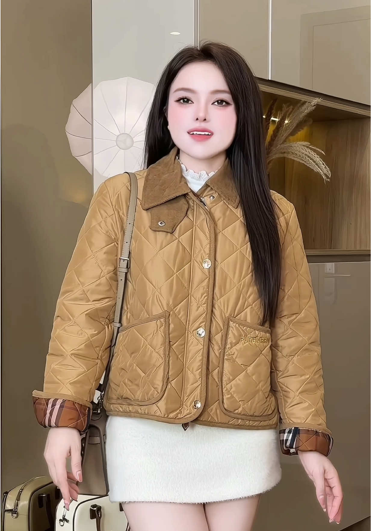 Mặc là mê. Áo khoác cổ kẻ trần trám kĩ đẹp dáng suông tôn dáng tone nâu diện ưng quá chừnggg  #gucuahue #aokhoac #aokhoacnu #aokhoacda #aokhoactapgymnu