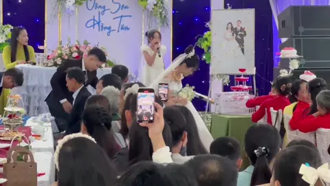 Ẻm rapp luôn mn ơi .Lúc cuối được trai xinh gái đẹp tặng quà ẻm quên lời 1 chút .  Hôm đấy mk đi học quân sự nên nhờ người nhà quay video nên không được full đâu  ạ  Mong mọi người thông cảm . Cảm ơn mn đã xem . #mùacuoi #cướidi #ninhbinh #hatcuoichi#rap 