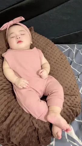 Sleeping beauty dengan jumper nyamannya 🫶🏻 #bajuanak #overallsoutfits #jumperbayi 