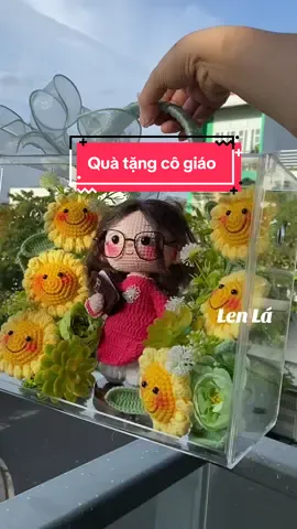 Hộp quà tặng cô giáo nhân nhày 20/11 với ý nghĩa: Chúc cô luôn cười tươi như những chiếc bông hoa mặt cười bên cô, rực rỡ và đáng yêu trên hành trình trồng người❤️❤️❤️#lenla #qua20thang11 #moclentheoanh #ngàynhagiaovietnam 