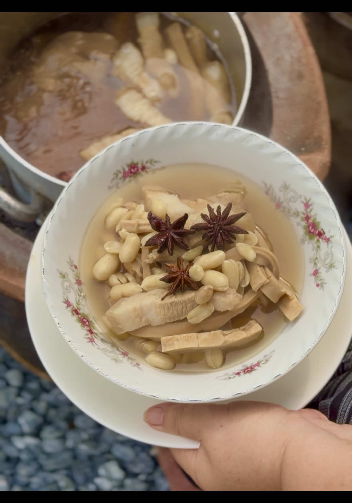 “แกงหอง” เมนูทรงโปรดในสมเด็จพระพันปีหลวง                                                           เป็นอาหารที่เรียบง่ายแต่เปี่ยมด้วยความงาม ความละเมียดละไมแบบชาววัง และสะท้อนพระอัจฉริยภาพในด้านศิลปะการครัวของพระองค์ท่านอย่างงดงาม#สมเด็จพระนางเจ้าสิริกิติ์พระบรมราชินีนาถ #พระพันปีหลวง #แกงหอง #น้ําปลาแท้ตราหอยนางรม @Oysterbrand Fishsauce 